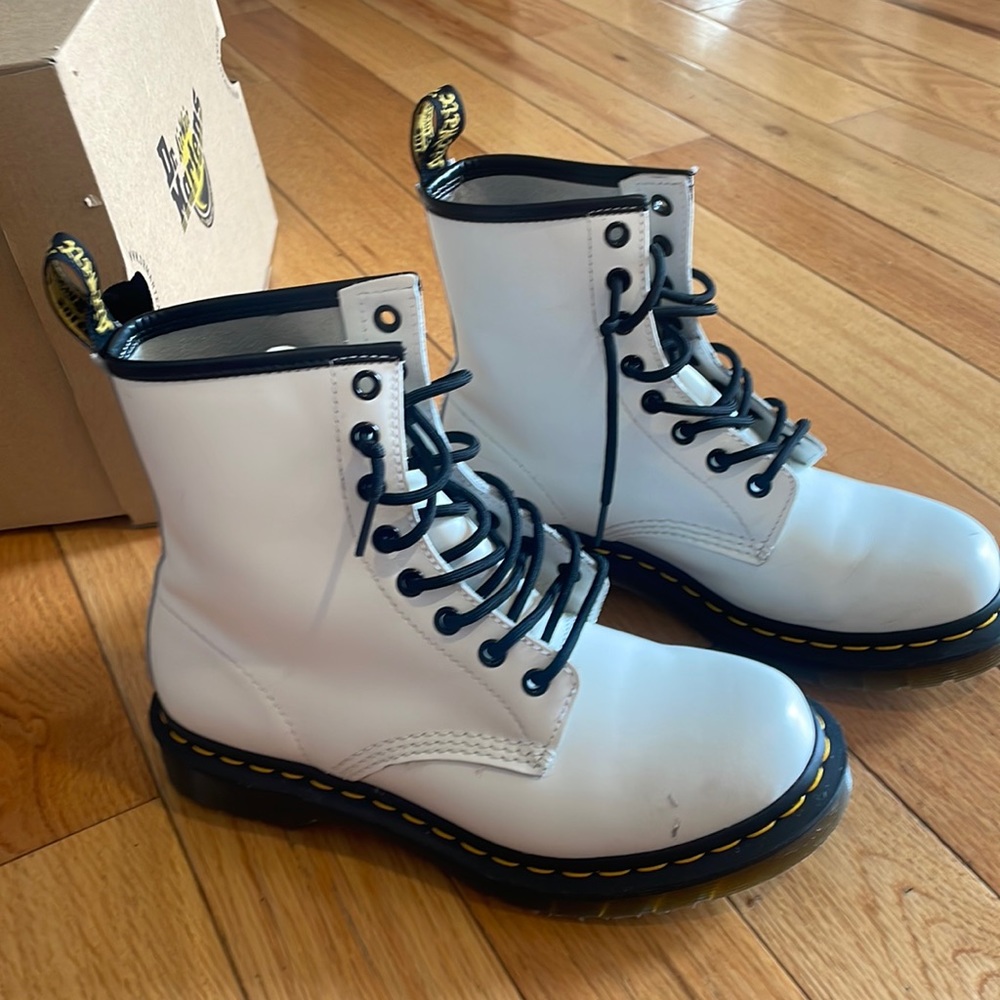 Dr. Martens AirWair w bouncing soles Size 7 WHITE